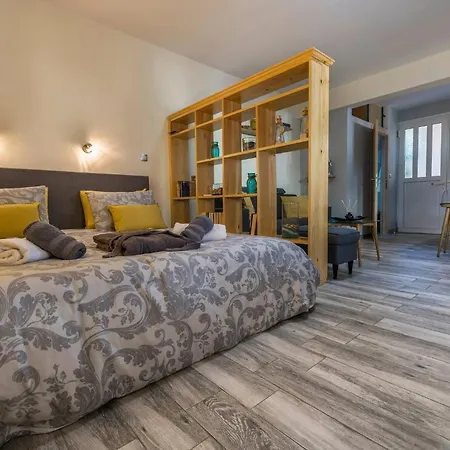 Jasmine - At The Heard Of Old Town خانيا